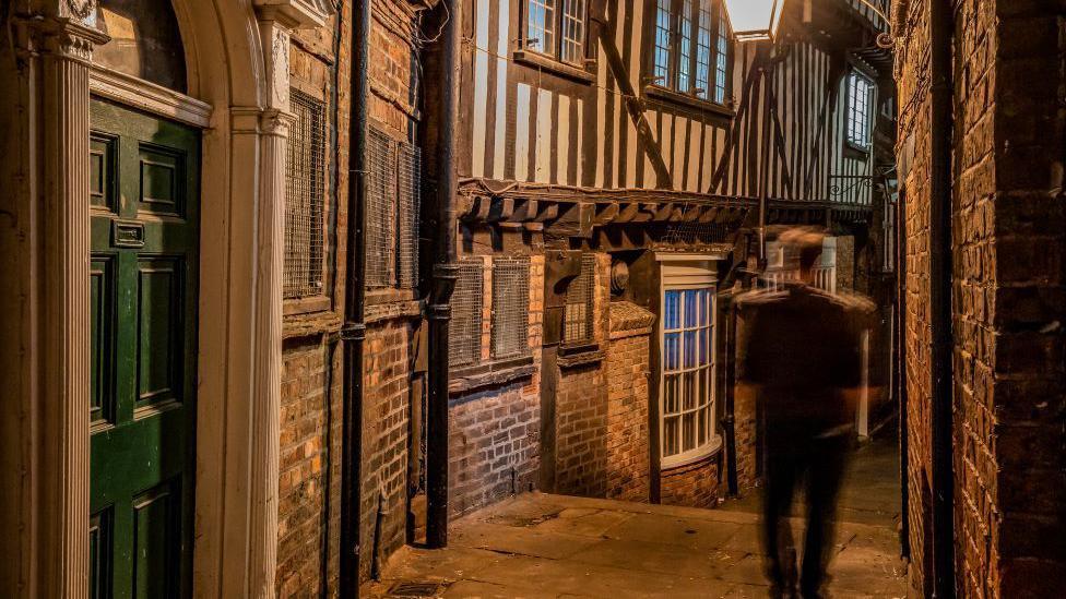 An image of York's narrow alleyways