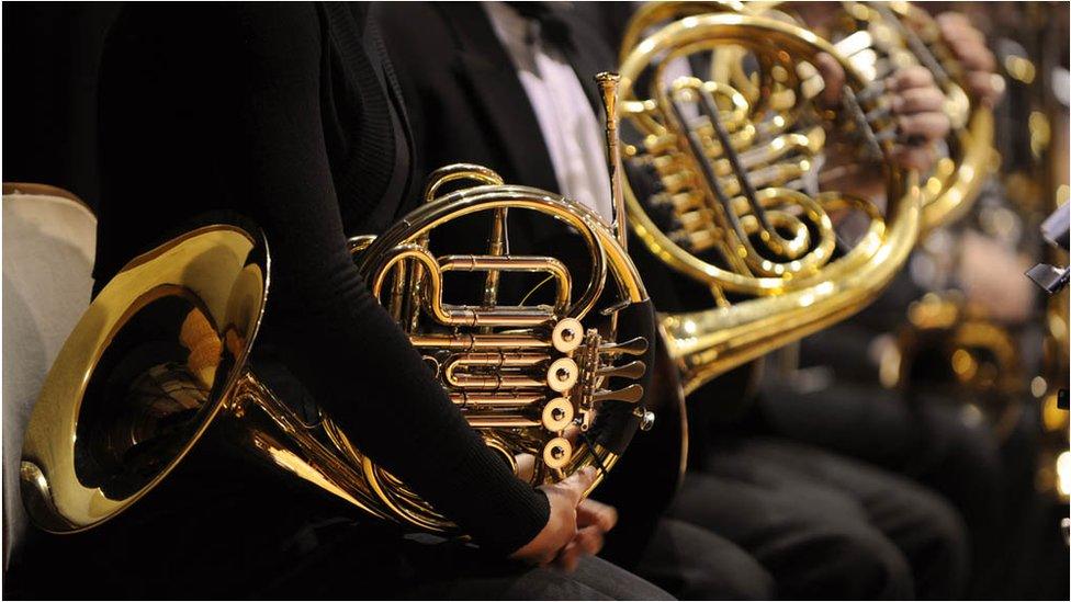 french-horns-in-an-orchestra.