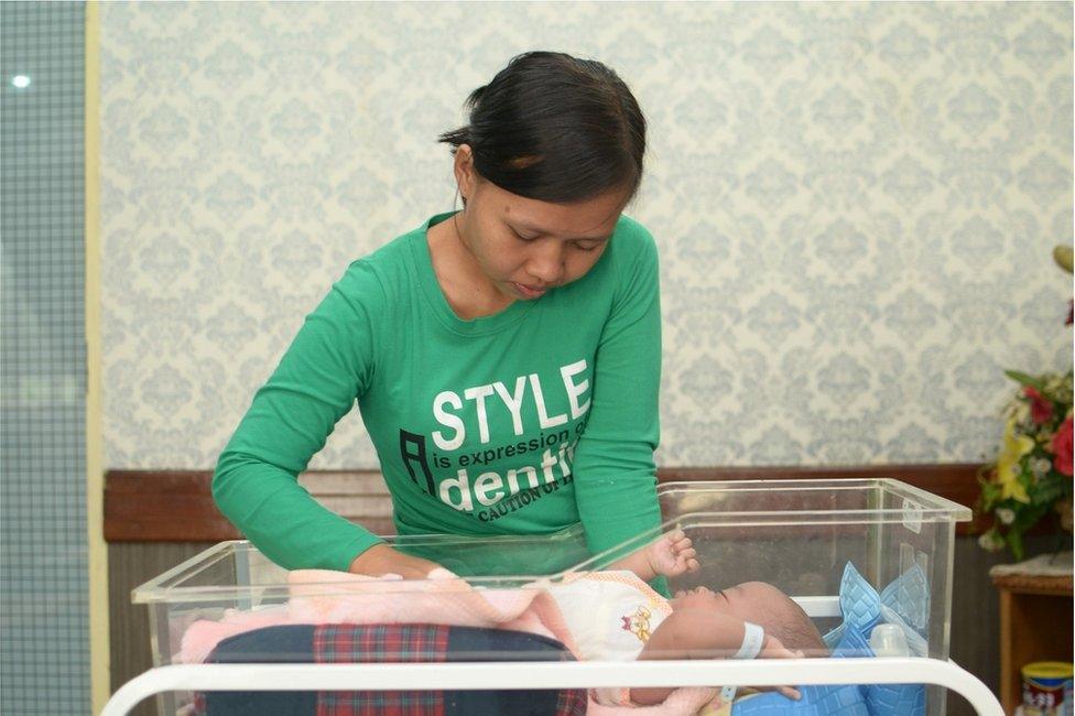 Picture of Pekanbaru mother Apriyani and her baby Gibran