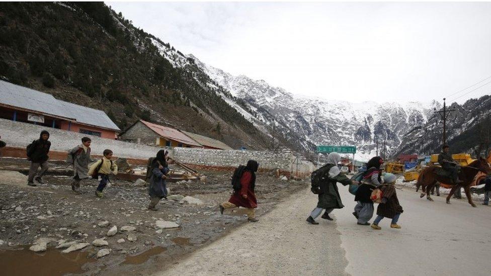 Kashmiri school children cross the street in central Kashmir village of Kangan, 50 kilometers from Srinagar, the summer capital of Indian Kashmir, 23 March 2016.