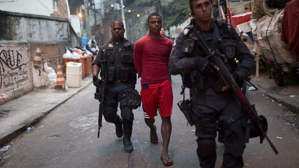 Police arrests suspected drug dealer in the Pavao-Pavaozinho favela - photo from 10 Oct 16