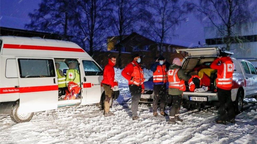 Rescuers after landslide in Norway's Gjerdrum, 30 December 2020