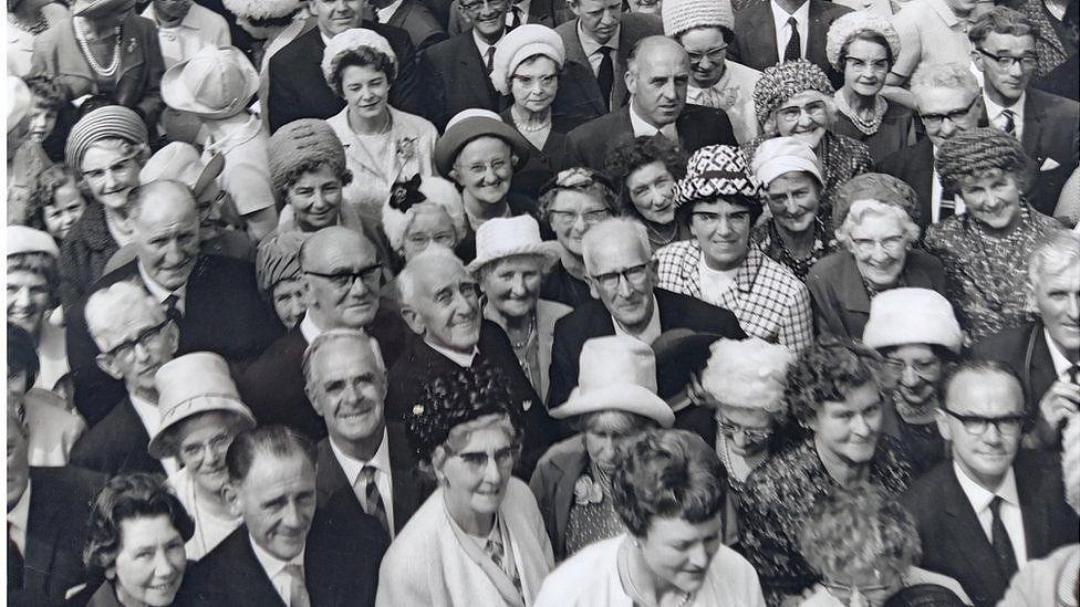 Rhan o'r dorf ar y diwrnod cafodd y capel newydd ei agor yn 1968