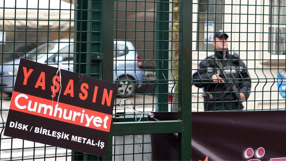 Policeman outside Cumhuriyet office in Istanbul (5 November)