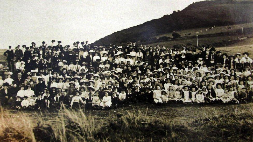 Ysgol Sul Capel Bethania yn ymweld â thraeth Poppit am y dydd,1915