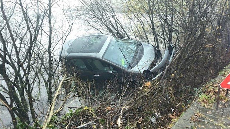 Car wedi gwyro i'r llyn