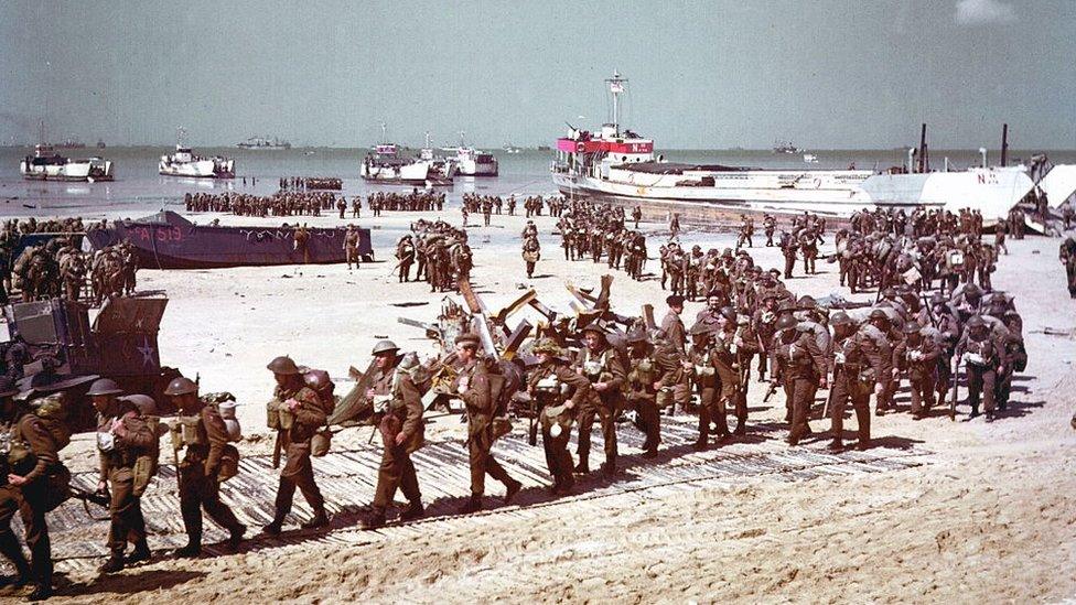 british-troops-on-juno-beach.