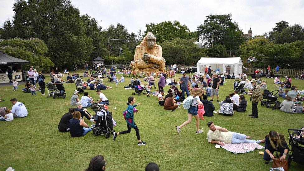 Crowds at the zoo before it closed for good