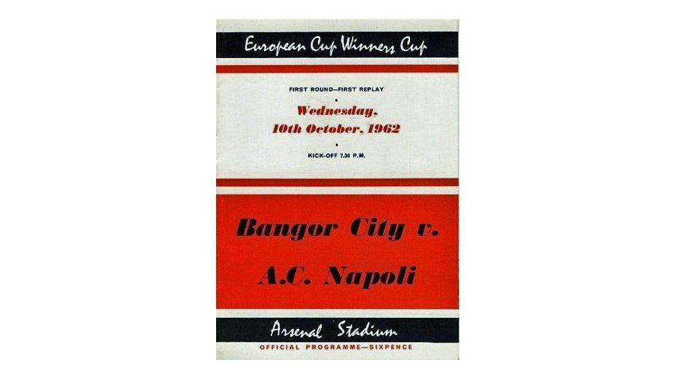 Yn Highbury, cartref Arsenal, y daeth yr antur i ben i'r gwŷr o Ogledd Cymru gyda Napoli yn ennill o 2-1. Unwaith eto Jimmy McAllister sgoriodd i Fangor. Er gwaetha'r siom, mae pobl hyd heddiw yn dal i sôn am y pnawn o Fedi yn 1962 pan lwyddodd y tîm rhan-amser o gynghrair Sir Gaer i drechu'r cewri o'r Eidal.