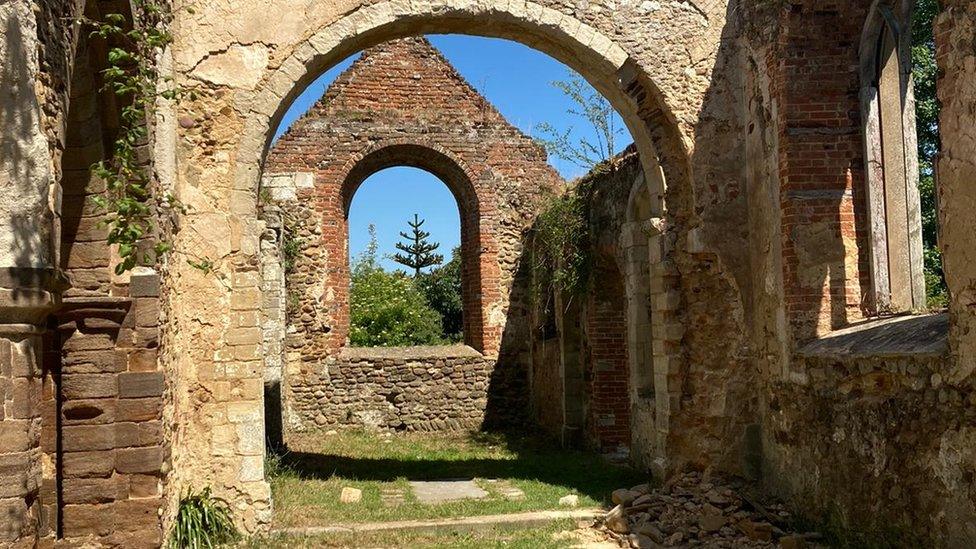 Damage to arch at Segenhoe Church