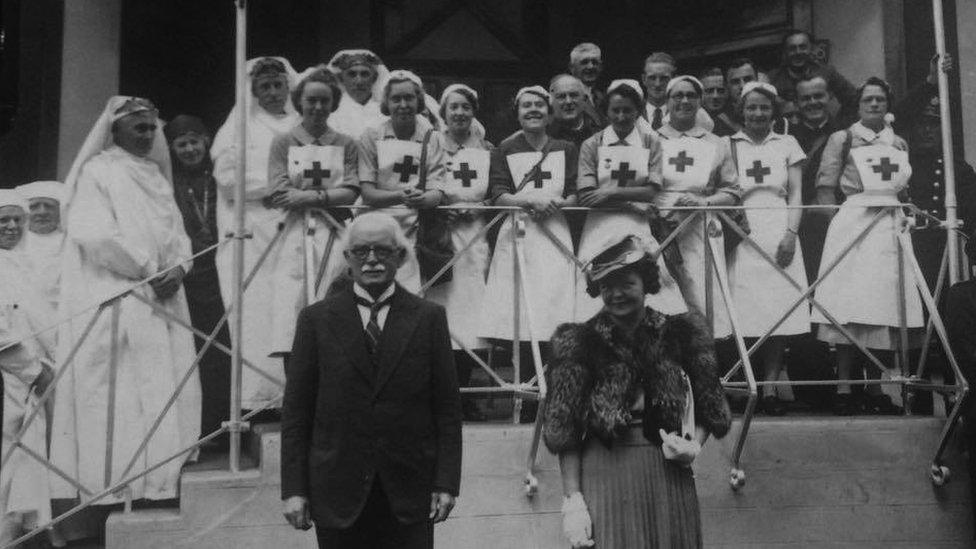 Lloyd George tu allan i bafiliwn Eisteddfod Genedlaethol Aberteifi, 1942