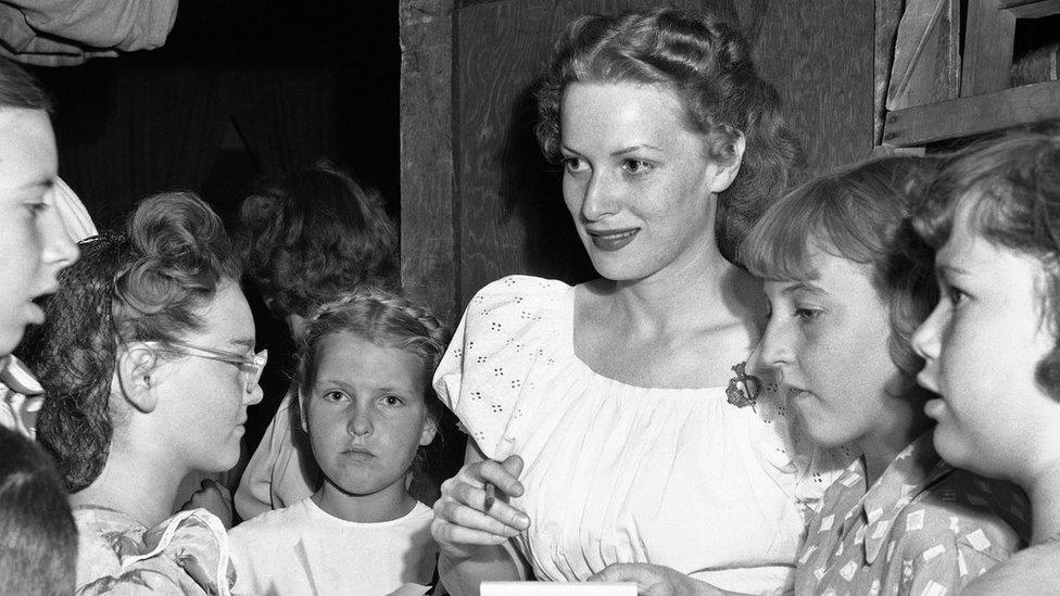 Maureen O'Hara signing autographs in 1950