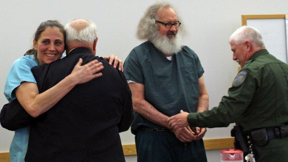Randy Quaid and wife released from custody in US - BBC News