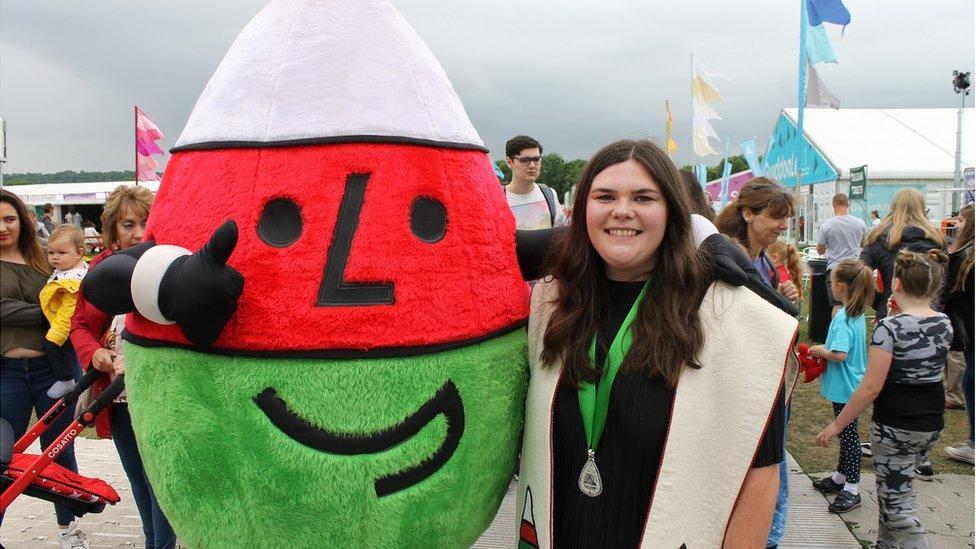 Mared Llywelyn Williams, 24 oed ac yn wreiddiol o Forfa Nefyn, oedd enillydd Medal Ddrama Eisteddfod Genedlaethol yr Urdd Pen-y-bont ar Ogwr, Taf ac Elái yn 2017 // Mared Llywelyn Williams, 24 originally from Morfa Nefyn was today's Drama Medal winner