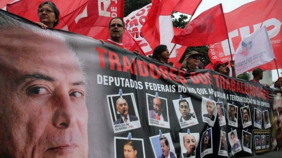 People attend a protest against President Temer in Rio de Janeiro (28 May 2017)