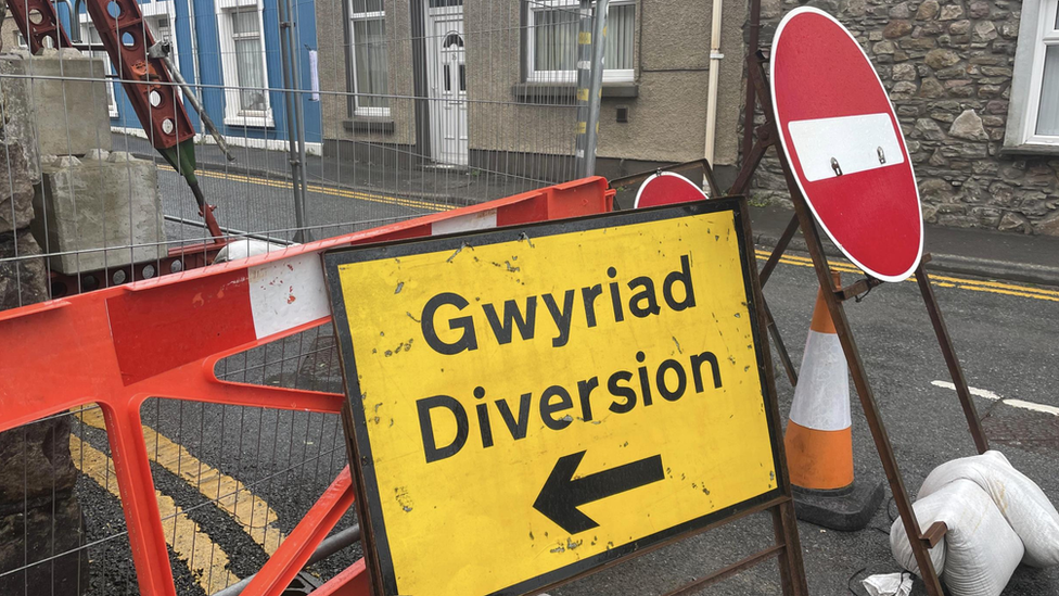 Ffordd ar gau ac arwydd 'gwyriad'