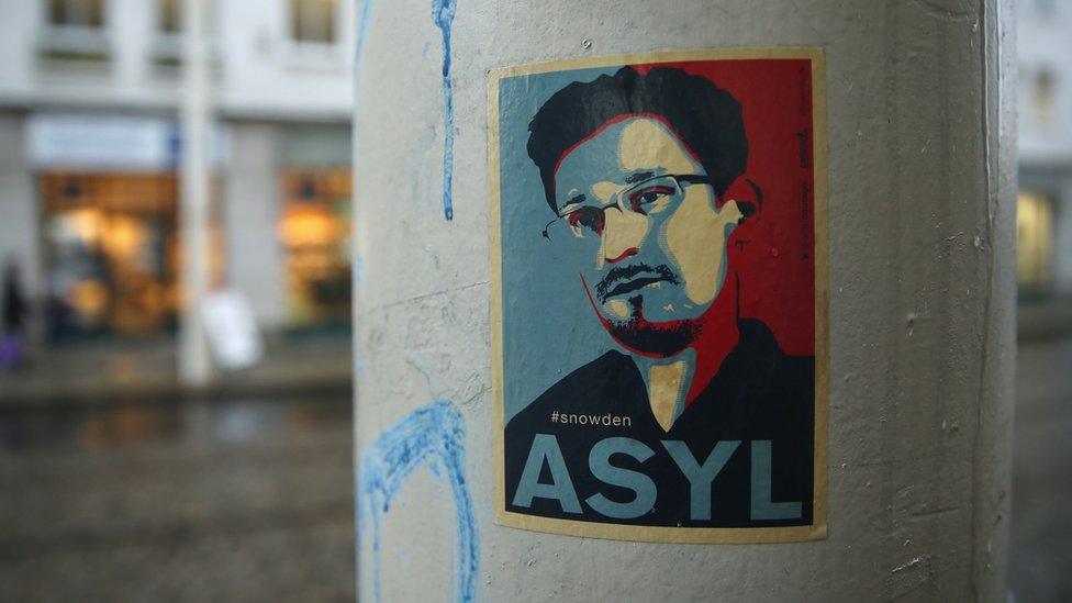 A poster calling for the German authorities to grant asylum to Edward Snowden