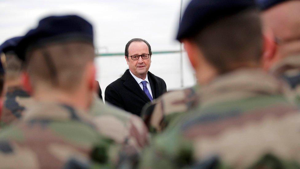 Francois Hollande speaks to French soldiers at the Iraqi Counter-Terrorism Service's academy near Baghdad (2 January 2017)