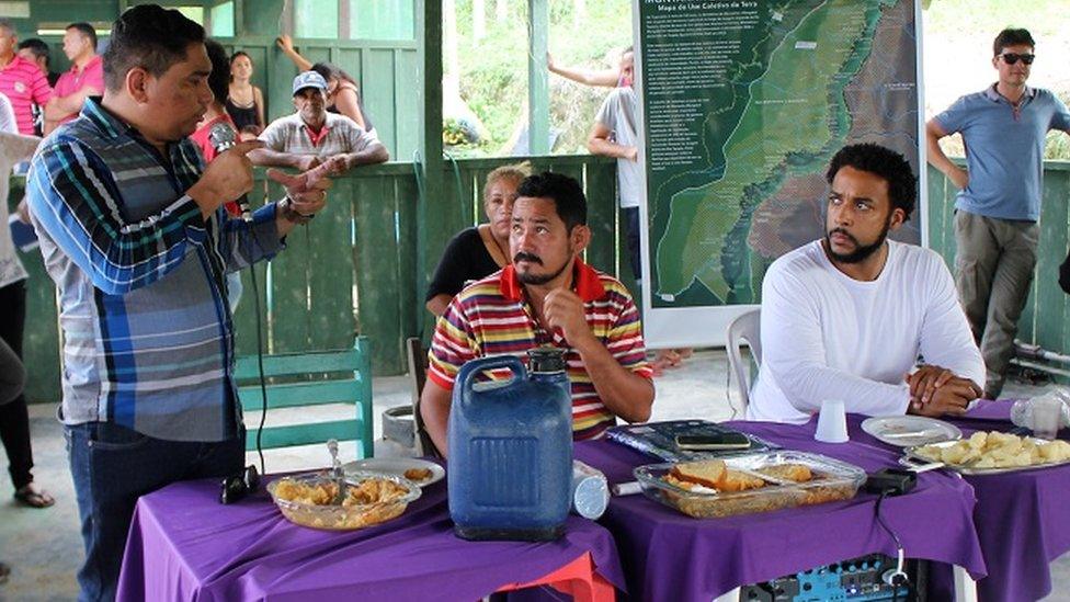 The Superintendent of Incra in Santarem Mario Sergio da Silva Costa (left) talking to leaders of the community of Montanha and Mangabal