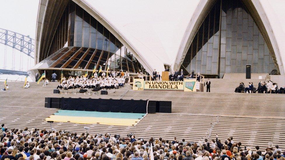 Nelson Mandela thanks Australia for opposing apartheid