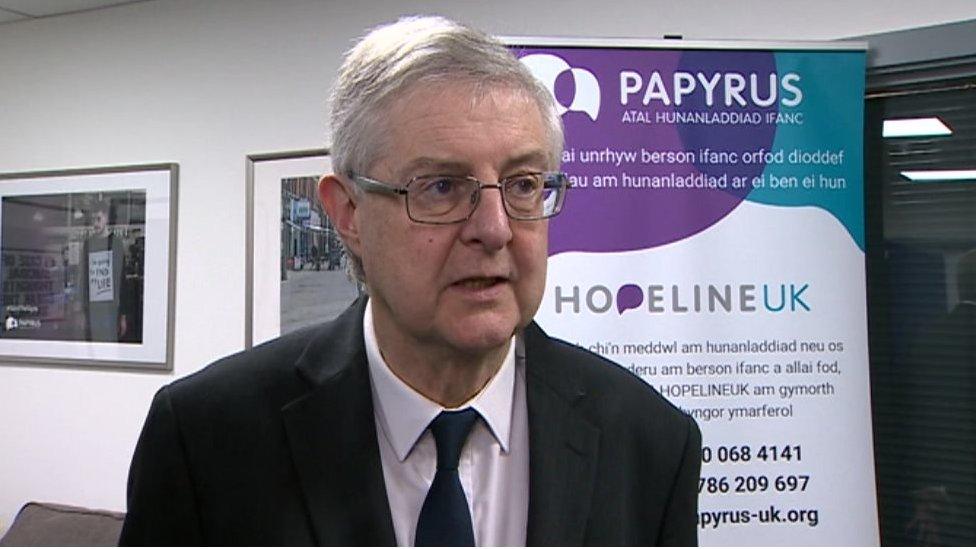 Mark Drakeford yn agoriad swyddogol swyddfa Papyrus yng Nghaerdydd