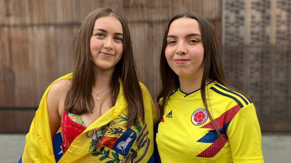 İspan dilli ölkələr üçün böyük həftəsonunda, dostlar Amelia (solda) və Angelique (sağda) konsertdən sonra futbolu səbirsizliklə gözləyənlər arasında idi.