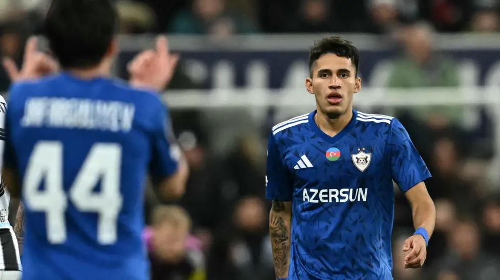 Duran, del Qarabag, se prepara para pasar el reconocimiento médico del Celtic.