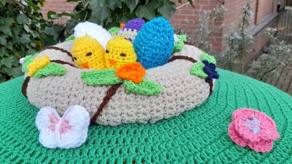 Knitted chicks were seen on a postbox