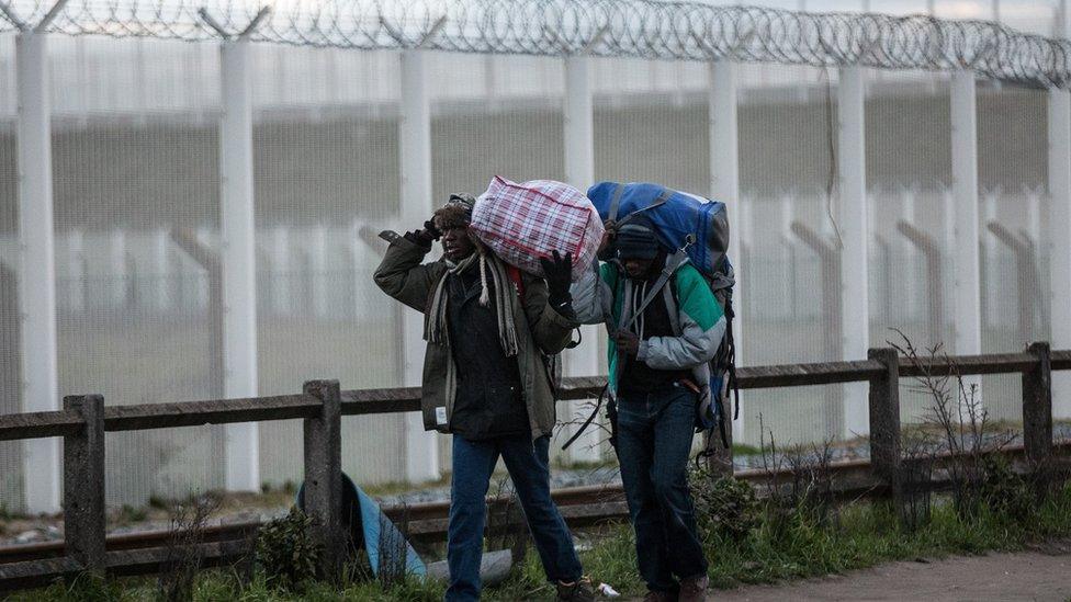 Migrants leave the Calais camp (29/02/16)