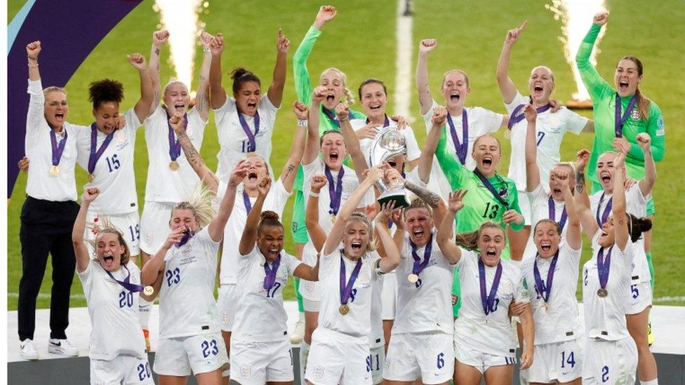 Lionesses lifting the Euro 2022 trophy