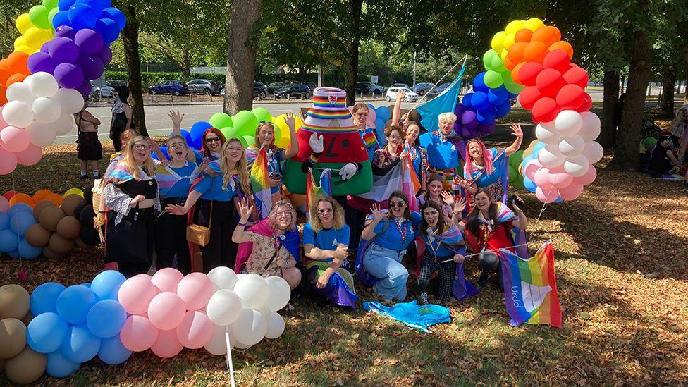Criw yr Urdd yn Pride Cymru 2022