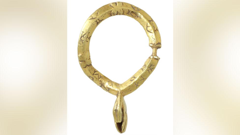 Gold annular brooch, 13th or 14th Century