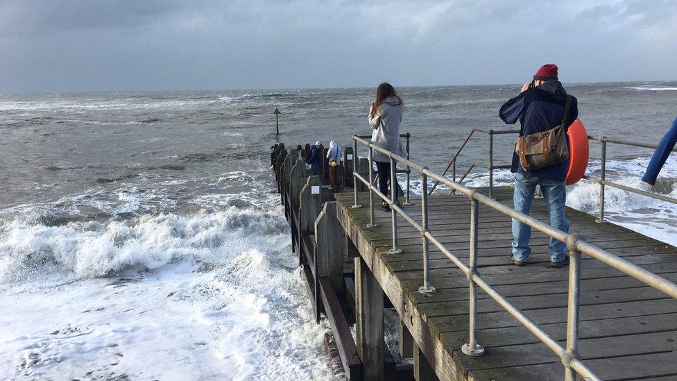 Daeth rhybudd yn ystod ddoe i bobl gadw'n glir o'r jeti ger y pier yn Aberystwyth oherwydd y perygl. Felly....