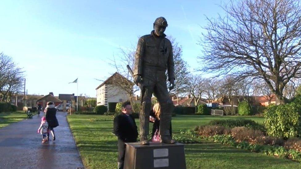 Ray Lonsdale sculpture, Marra