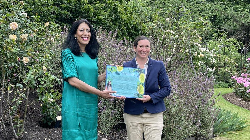 Zehra Zaidi and deputy head gardener Claire Midgely-Adams