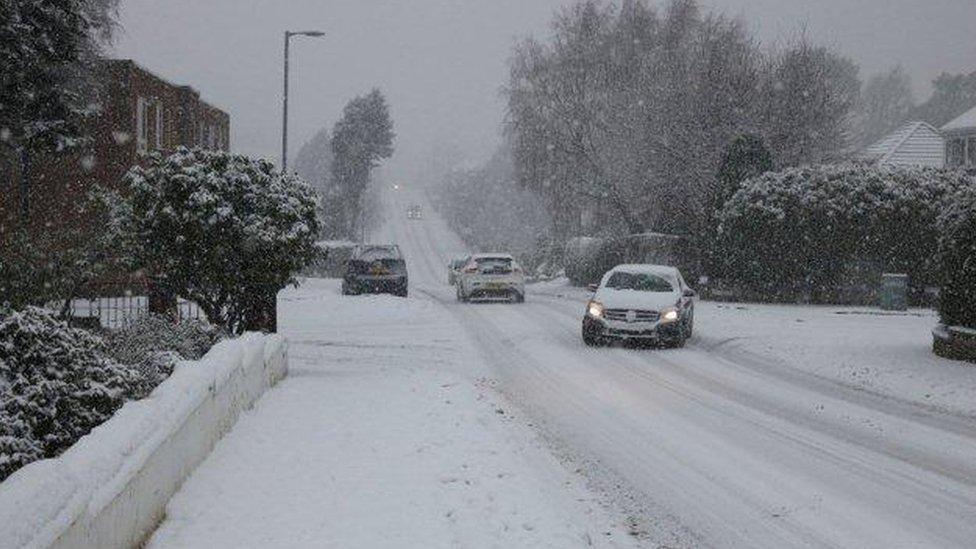 Heavy snow in Newton Mearns at 13:00