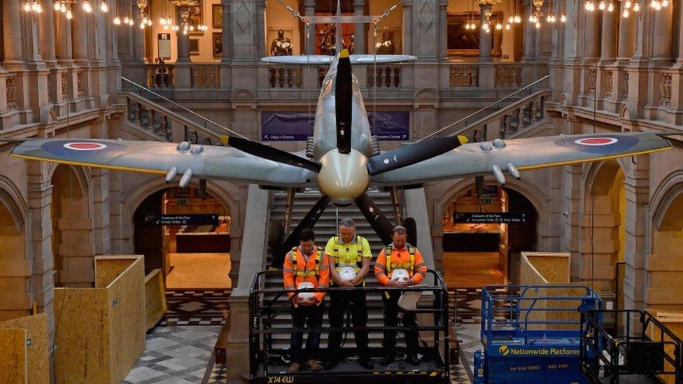 Workmen observe silence on Armistice Day