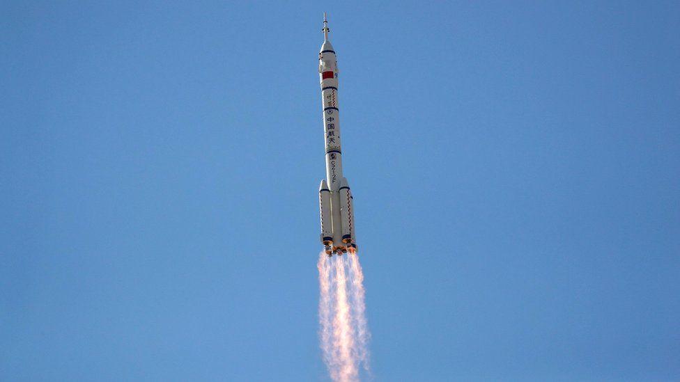 Thug Shenzhou 12 triùir Shìonach dha na speuran ann an 2021.