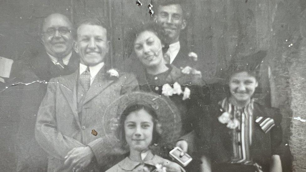 Bert and Nancy Gifford (centre) their wedding day in 1939