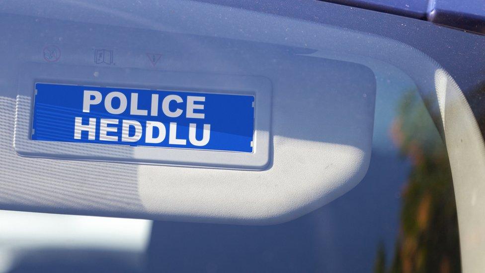 A police/Heddlu sign