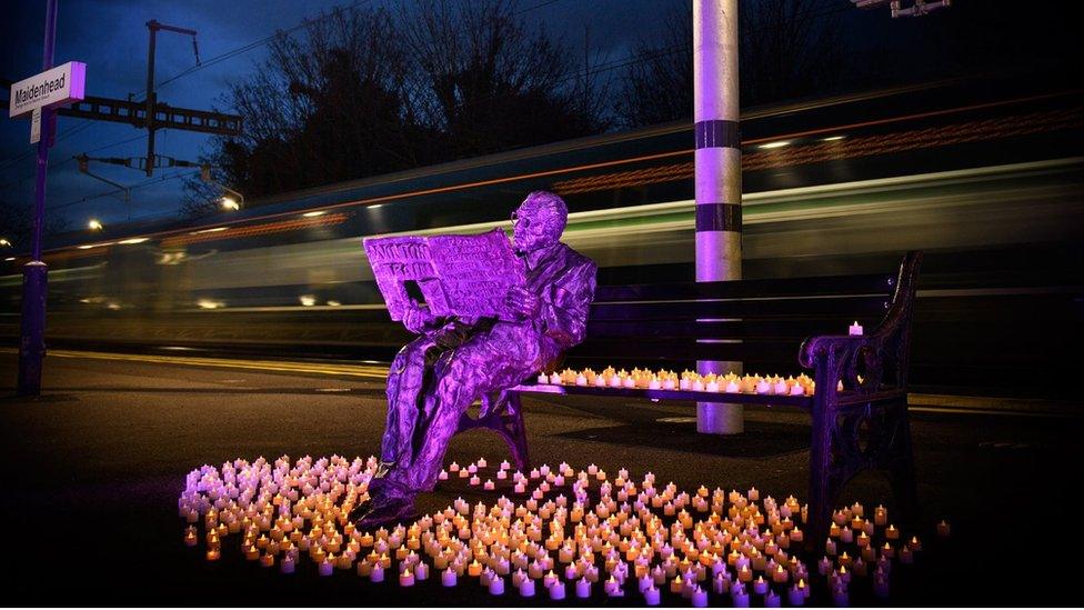 Sir Nicholas Winton statue at Maidenhead station