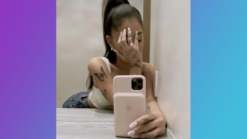 ariana-grande-taking-a-selfie