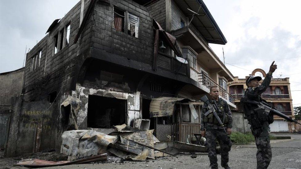 Police inspect damaged buildings in Marawi, Mindanao. Photo: 29 May 2017