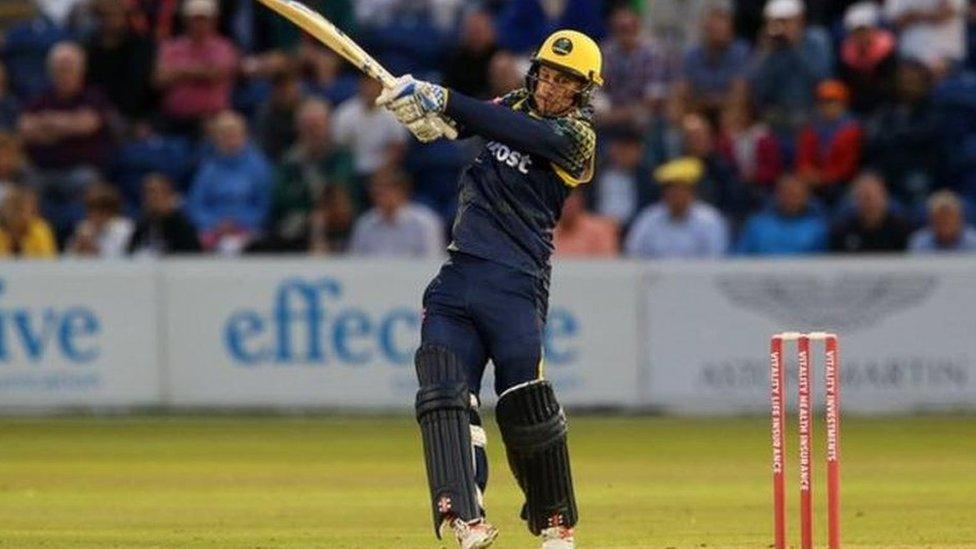 Colin Ingram a welir yma mewn gêm arall oedd sgoriwr uchaf Morgannwg