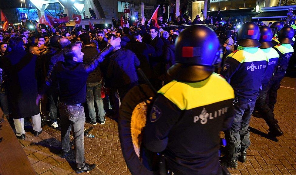 Dutch police/Turkish protesters in Rotterdam, 11 Mar 17