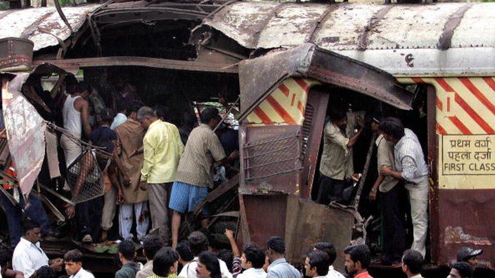 Mumbai train blasts: Death for five for 2006 bombings - BBC News
