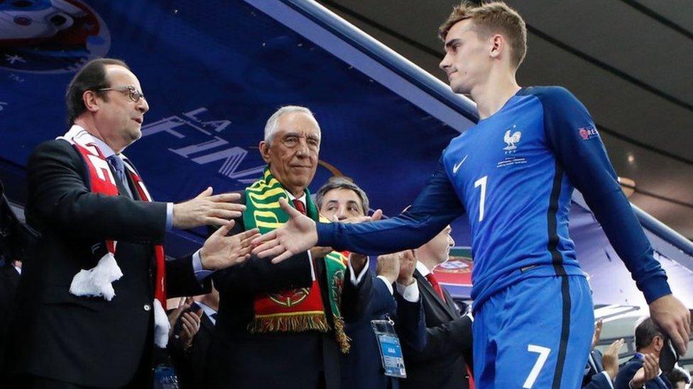 Francois Hollande shakes hands with France forward Antoine Griezmann after the Euro 2016 final