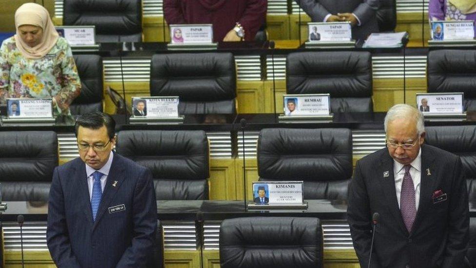 Malaysian Prime Minister Najib Razak (right) and Transport Minister Liow Tiong Lai (left) observe a moment of silence to mark the second year since the disappearance of Malaysia Airlines flight MH370, at the parliament in Kuala Lumpur, Malaysia (08 March 2016)