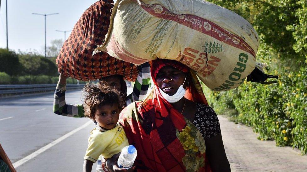 Migrant workers leaving Delhi