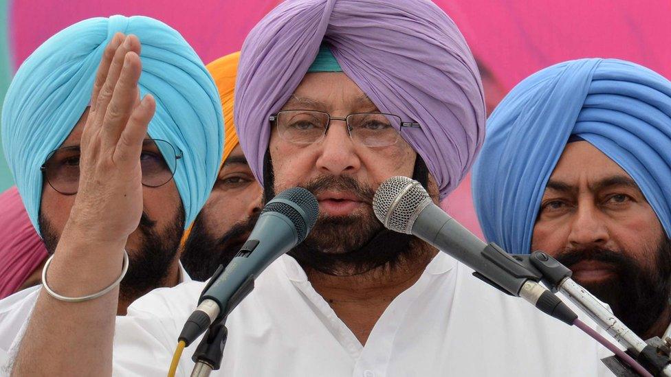 Amarinder Singh (C) addresses supporters during an election campaign rally at Khasa village, some 25 kms from Amritsar, on April 3, 2014.